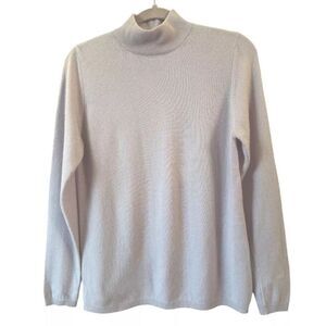 Neiman Marcus double cashmere in excellet condition. Size small amethyst color.